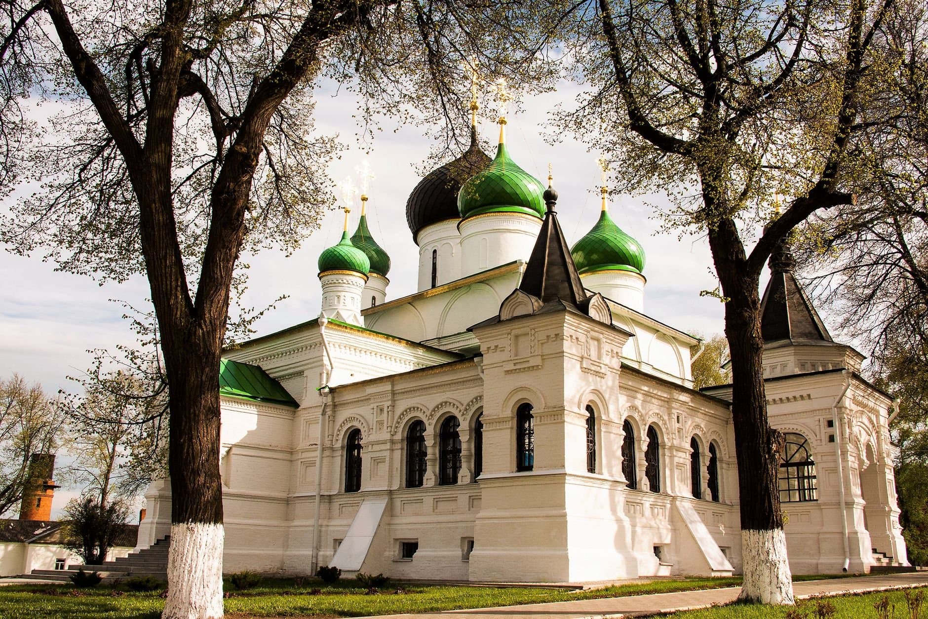 Chapel with green domes and ornate facade in Russian Orthodox style.
