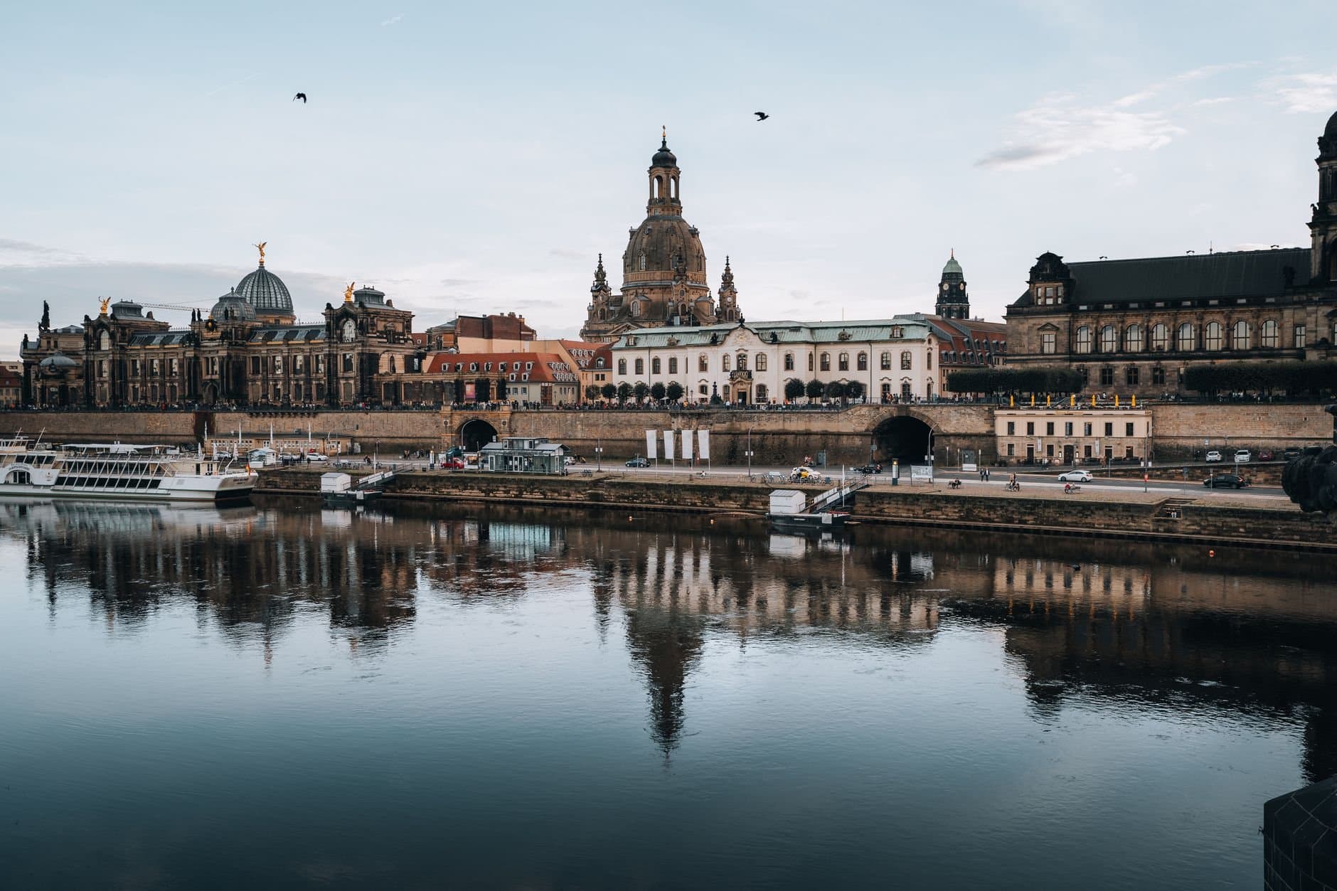 Dresden's stunning architecture and Elbe River reflections at dawn.