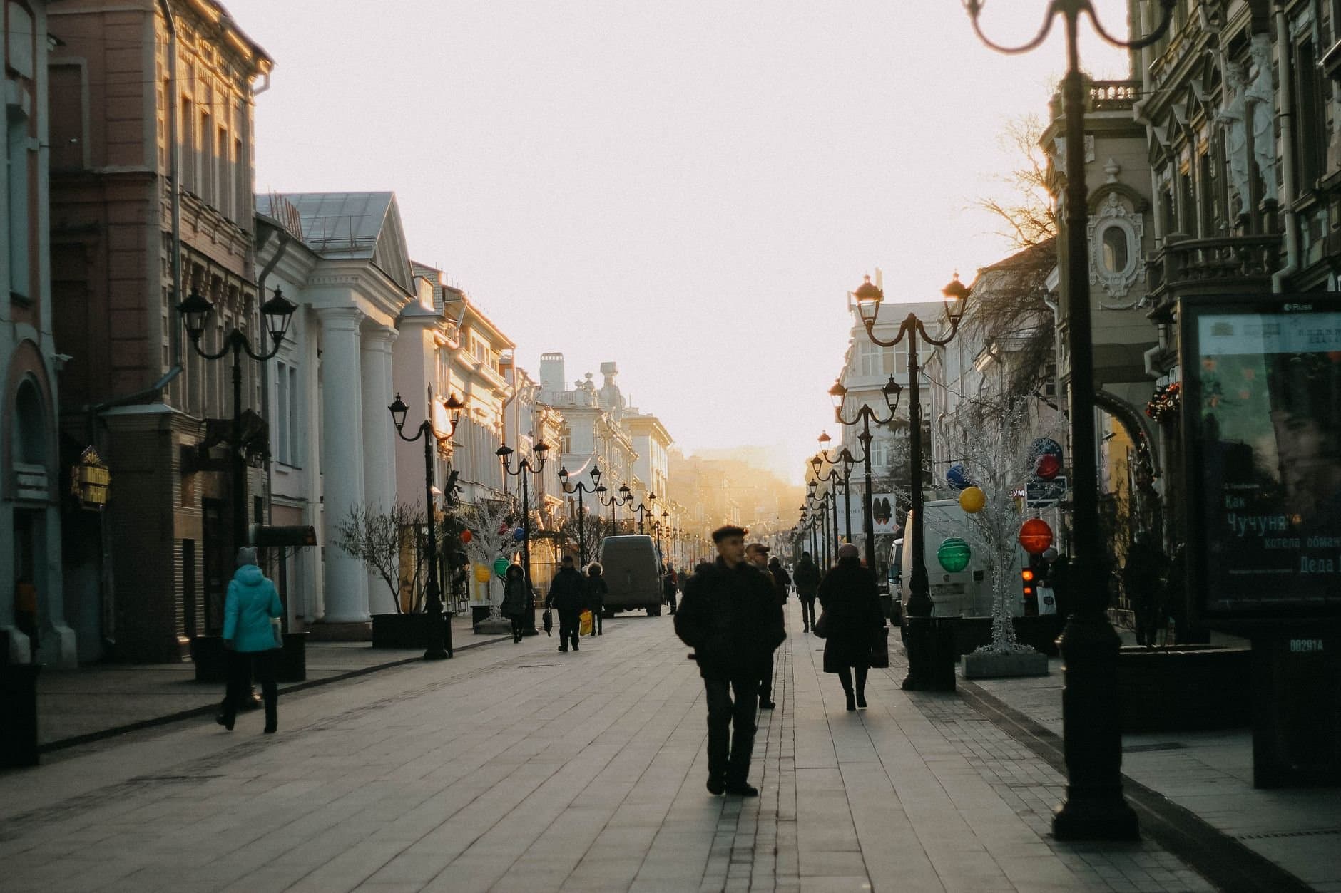 Charming twilight view of a historic street with pedestrians in Nizhny Novgorod, Russia.