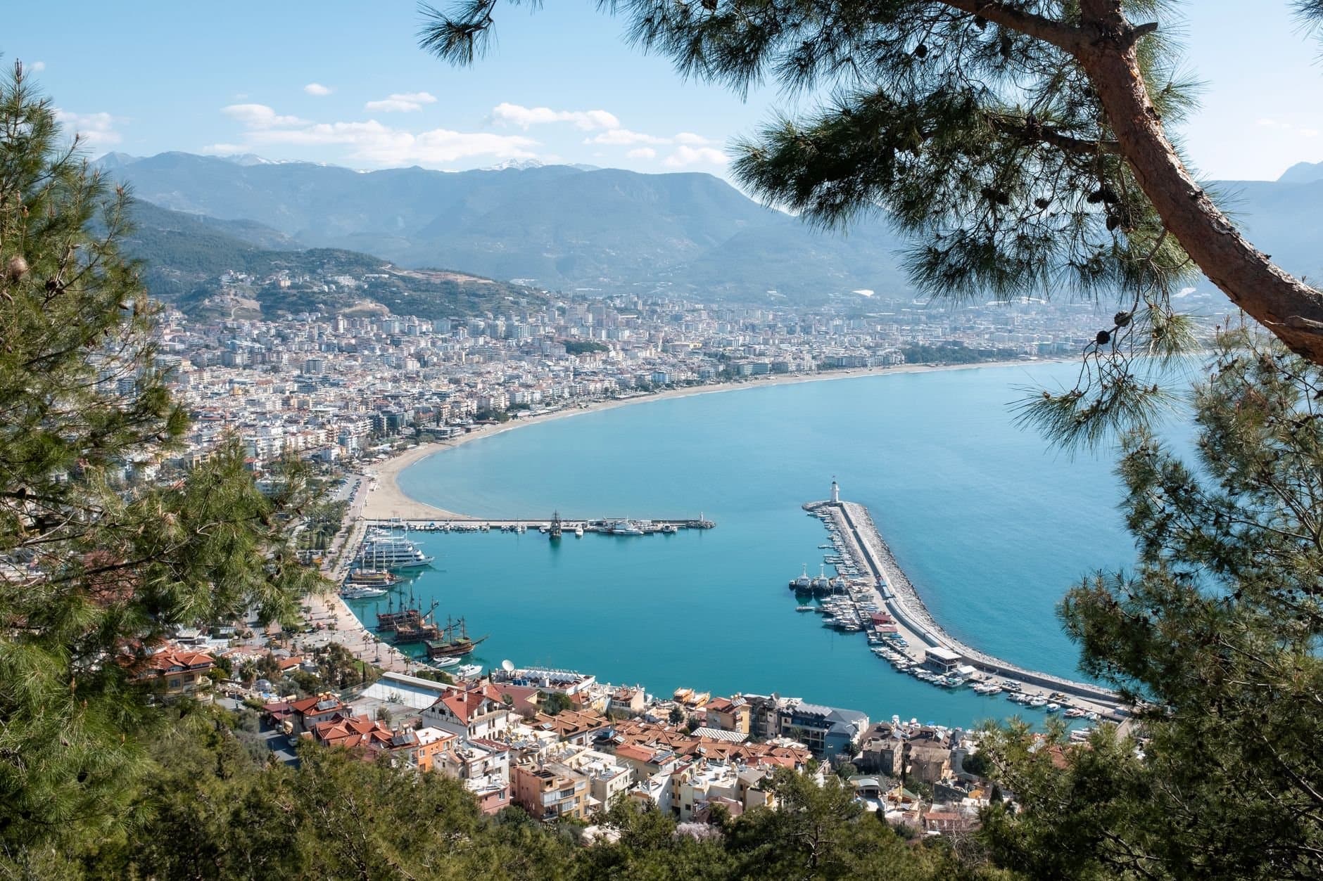 Explore the stunning coastline of Alanya, Türkiye, captured in a beautiful aerial photograph.