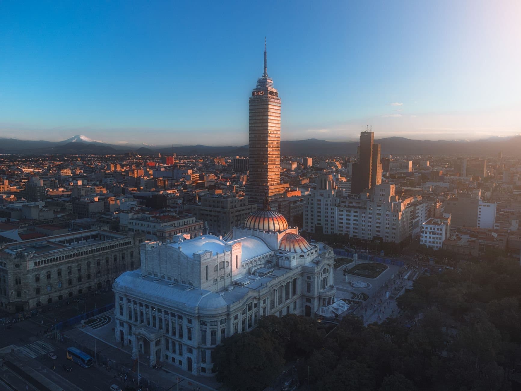 Skyline featuring Torre Latinoamericana in Mexico City during sunset, showcasing urban architecture.