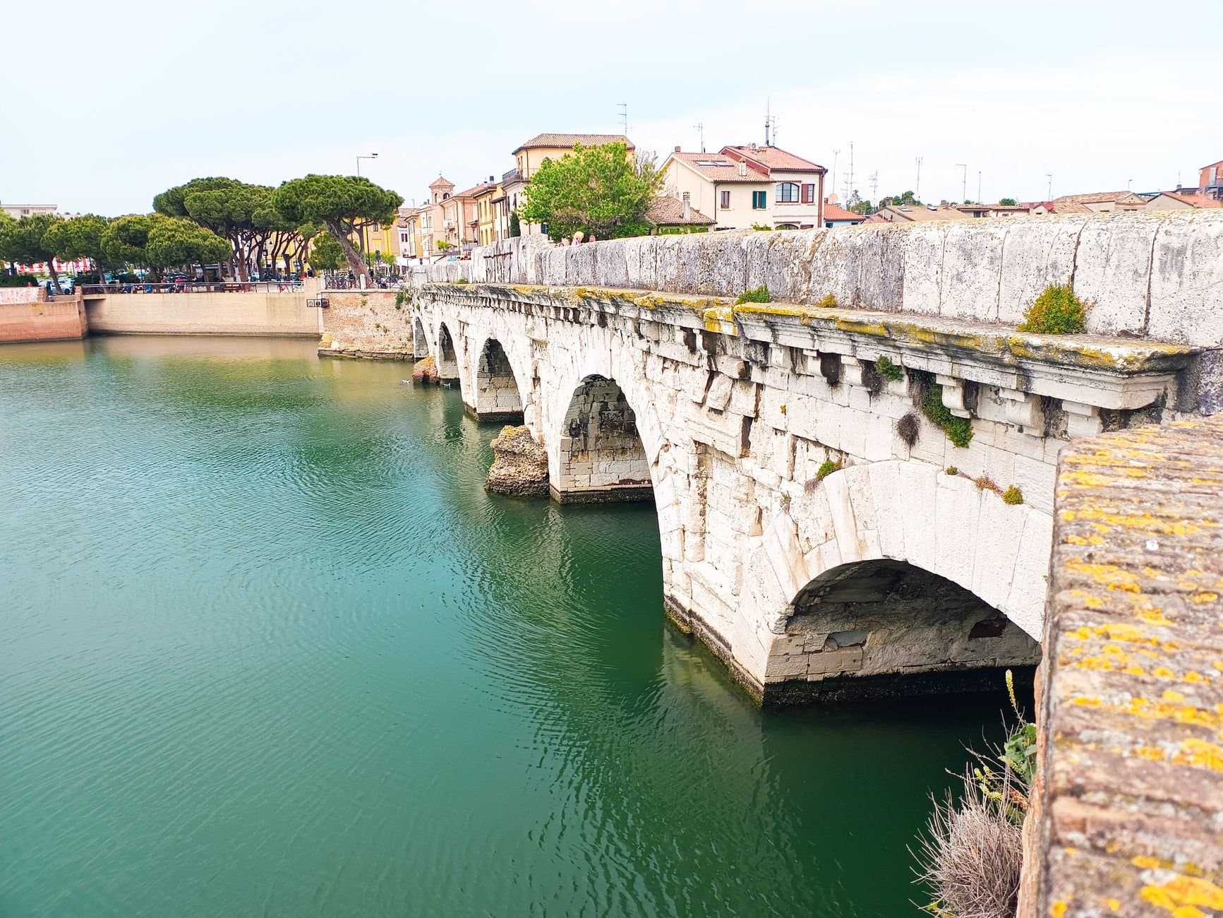 Explore the historic Ponte di Tiberio, an iconic Roman bridge in Rimini, Italy, spanning the Marecchia River.