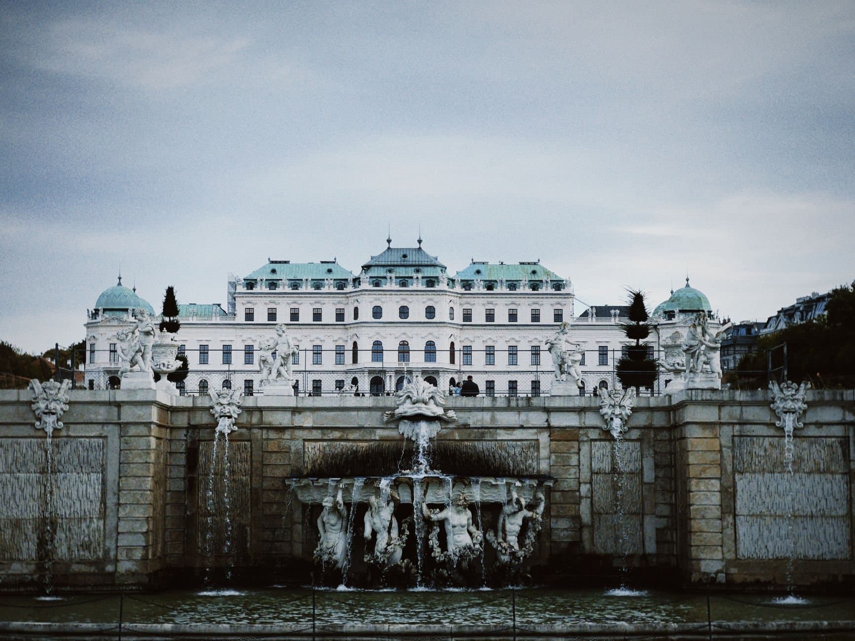 Elegant view of Vienna's Belvedere Palace and fountain showcasing Baroque architecture.