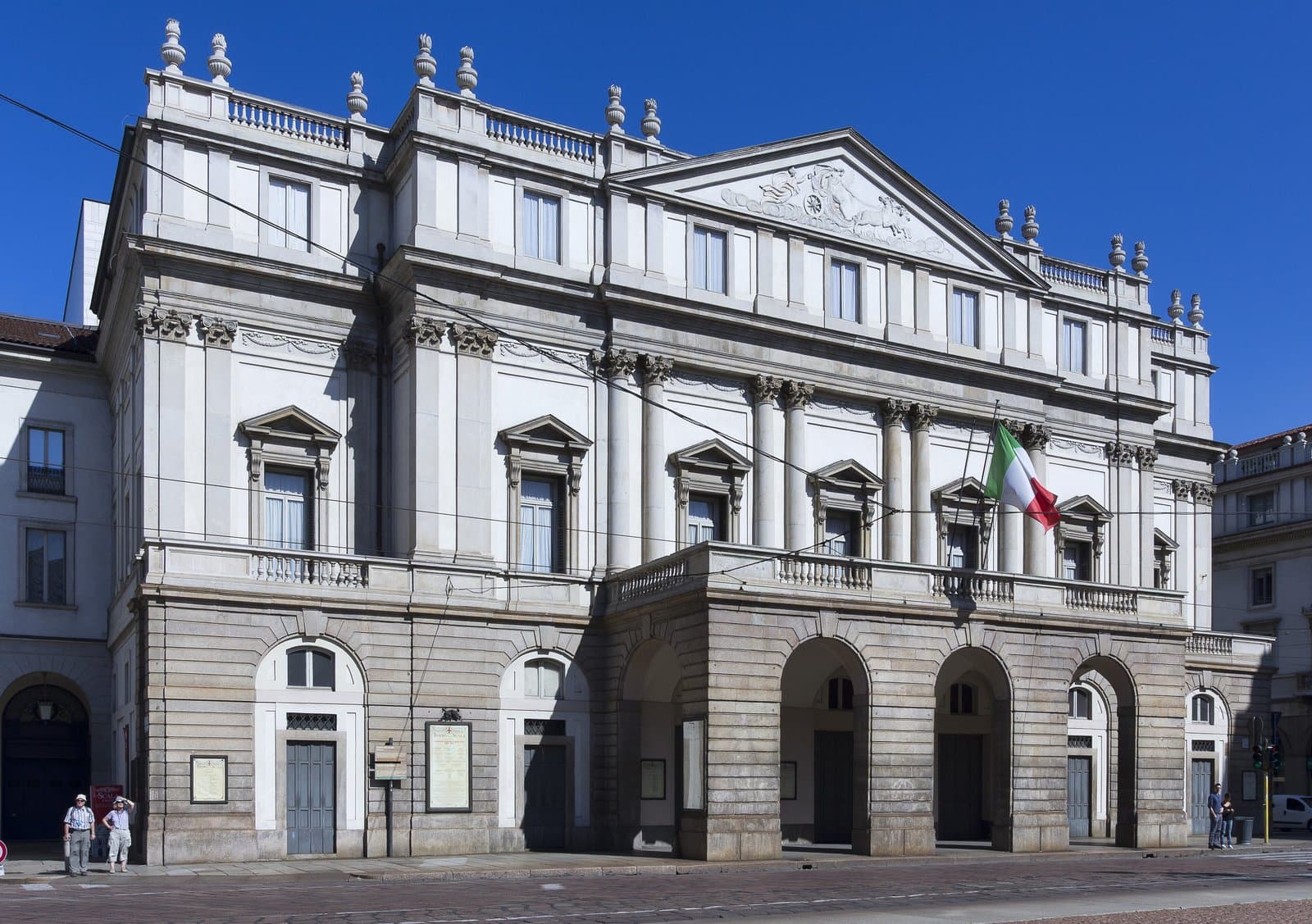 Milan, La Scala — the price-trend chart helps you time your booking