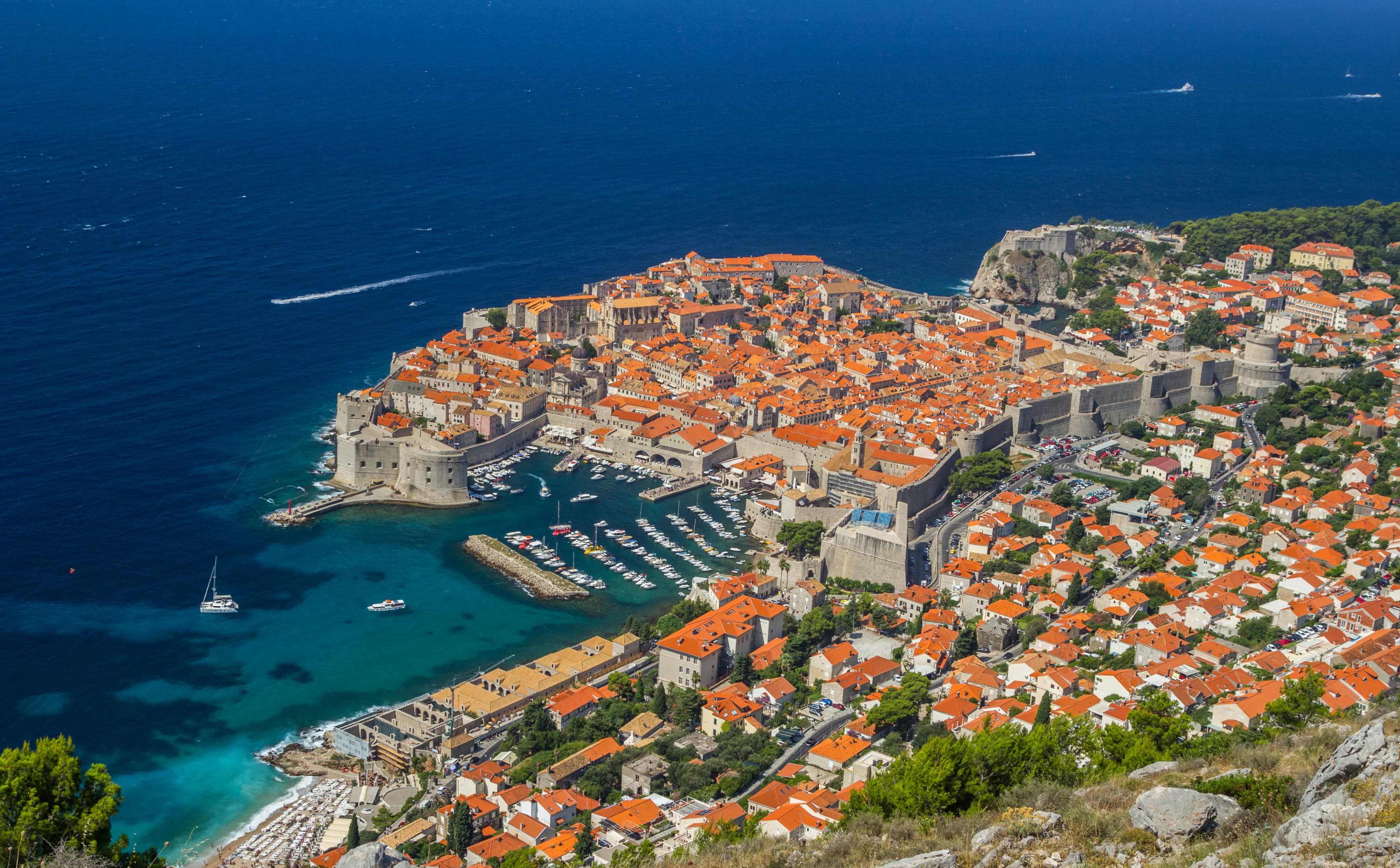 Dubrovnik óváros és erődfal — egy a cikkben szereplő 7 tengerparti úti cél közül