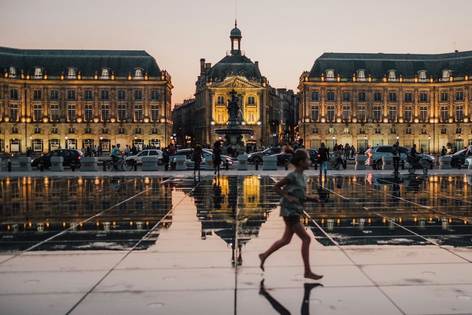 Bordeaux: Audio Tour from Quinconces to City Hall