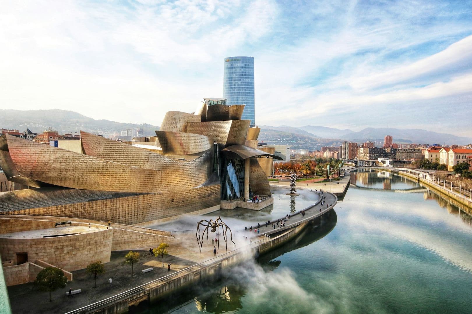 Bilbao: Guggenheim Museum Ticket & Artistic City Audio Tour